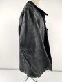 Schwarze Lederjacke mit dunkelblauem Filzkragen. Guter Zustand, sicherlich zivile Fertigung, Einzelstück aus Filmfundus.