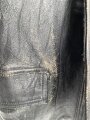 Schwarze Lederjacke mit dunkelblauem Filzkragen. Guter Zustand, sicherlich zivile Fertigung, Einzelstück aus Filmfundus.