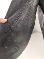 Schwarze Lederjacke mit dunkelblauem Filzkragen. Guter Zustand, sicherlich zivile Fertigung, Einzelstück aus Filmfundus.