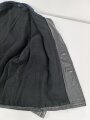 Schwarze Lederjacke mit dunkelblauem Filzkragen. Guter Zustand, sicherlich zivile Fertigung, Einzelstück aus Filmfundus.