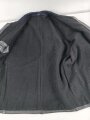 Schwarze Lederjacke mit dunkelblauem Filzkragen. Guter Zustand, sicherlich zivile Fertigung, Einzelstück aus Filmfundus.