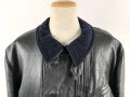 Schwarze Lederjacke mit dunkelblauem Filzkragen. Guter Zustand, sicherlich zivile Fertigung, Einzelstück aus Filmfundus.