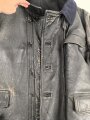 Schwarze Lederjacke mit dunkelblauem Filzkragen. Guter Zustand, sicherlich zivile Fertigung, Einzelstück aus Filmfundus.