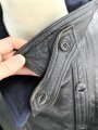 Schwarze Lederjacke mit dunkelblauem Filzkragen. Guter Zustand, sicherlich zivile Fertigung, Einzelstück aus Filmfundus.