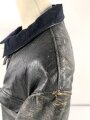 Schwarze Lederjacke mit dunkelblauem Filzkragen. Guter Zustand, sicherlich zivile Fertigung, Einzelstück aus Filmfundus.