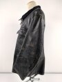 Schwarze Lederjacke mit dunkelblauem Filzkragen. Guter Zustand, sicherlich zivile Fertigung, Einzelstück aus Filmfundus.