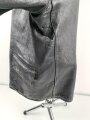 Schwarze Lederjacke mit dunkelblauem Filzkragen. Guter Zustand, sicherlich zivile Fertigung, Einzelstück aus Filmfundus.