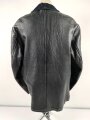 Schwarze Lederjacke mit dunkelblauem Filzkragen. Guter Zustand, sicherlich zivile Fertigung, Einzelstück aus Filmfundus.