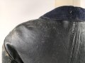 Schwarze Lederjacke mit dunkelblauem Filzkragen. Guter Zustand, sicherlich zivile Fertigung, Einzelstück aus Filmfundus.