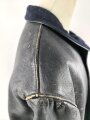 Schwarze Lederjacke mit dunkelblauem Filzkragen. Guter Zustand, sicherlich zivile Fertigung, Einzelstück aus Filmfundus.