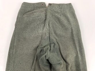 Feldgraue Hose , mehrfach geändert und geflickt. Ursprünglicher Verwendungszweck unbekannt, günstige Alternative zu den mittlerweile sehr teuren Wehrmachtshosen für Mannschaften