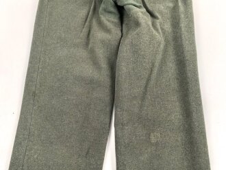 Feldgraue Hose , mehrfach geändert und geflickt. Ursprünglicher Verwendungszweck unbekannt, günstige Alternative zu den mittlerweile sehr teuren Wehrmachtshosen für Mannschaften
