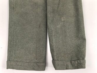 Feldgraue Hose , mehrfach geändert und geflickt. Ursprünglicher Verwendungszweck unbekannt, günstige Alternative zu den mittlerweile sehr teuren Wehrmachtshosen für Mannschaften