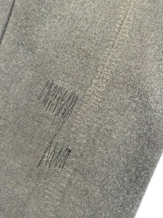 Feldgraue Hose , mehrfach geändert und geflickt. Ursprünglicher Verwendungszweck unbekannt, günstige Alternative zu den mittlerweile sehr teuren Wehrmachtshosen für Mannschaften