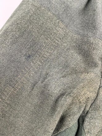 Feldgraue Hose , mehrfach geändert und geflickt. Ursprünglicher Verwendungszweck unbekannt, günstige Alternative zu den mittlerweile sehr teuren Wehrmachtshosen für Mannschaften
