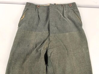 Feldgraue Hose , mehrfach geändert und geflickt. Ursprünglicher Verwendungszweck unbekannt, günstige Alternative zu den mittlerweile sehr teuren Wehrmachtshosen für Mannschaften