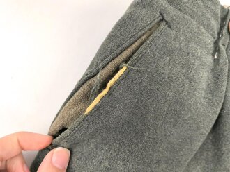 Feldgraue Hose , mehrfach geändert und geflickt. Ursprünglicher Verwendungszweck unbekannt, günstige Alternative zu den mittlerweile sehr teuren Wehrmachtshosen für Mannschaften