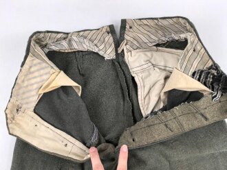 Feldgraue Hose , mehrfach geändert und geflickt. Ursprünglicher Verwendungszweck unbekannt, günstige Alternative zu den mittlerweile sehr teuren Wehrmachtshosen für Mannschaften