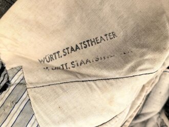 Feldgraue Hose , mehrfach geändert und geflickt. Ursprünglicher Verwendungszweck unbekannt, günstige Alternative zu den mittlerweile sehr teuren Wehrmachtshosen für Mannschaften