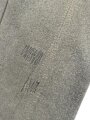 Feldgraue Hose , mehrfach geändert und geflickt. Ursprünglicher Verwendungszweck unbekannt, günstige Alternative zu den mittlerweile sehr teuren Wehrmachtshosen für Mannschaften