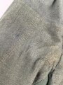 Feldgraue Hose , mehrfach geändert und geflickt. Ursprünglicher Verwendungszweck unbekannt, günstige Alternative zu den mittlerweile sehr teuren Wehrmachtshosen für Mannschaften