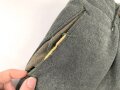Feldgraue Hose , mehrfach geändert und geflickt. Ursprünglicher Verwendungszweck unbekannt, günstige Alternative zu den mittlerweile sehr teuren Wehrmachtshosen für Mannschaften