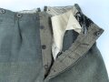 Feldgraue Hose , mehrfach geändert und geflickt. Ursprünglicher Verwendungszweck unbekannt, günstige Alternative zu den mittlerweile sehr teuren Wehrmachtshosen für Mannschaften