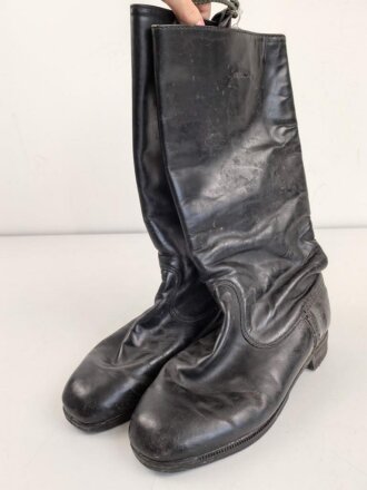 Nationale Volksarmee der DDR, Paar Stiefel für Offiziere. Sohlenlänge 27cm, ungereinigt. Getragenes Paar aus Filmfundus