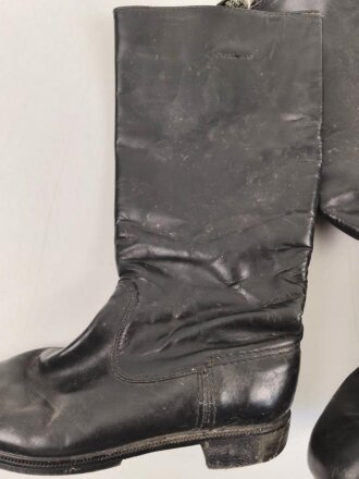 Nationale Volksarmee der DDR, Paar Stiefel für Offiziere. Sohlenlänge 27cm, ungereinigt. Getragenes Paar aus Filmfundus