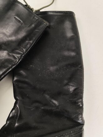Nationale Volksarmee der DDR, Paar Stiefel für Offiziere. Sohlenlänge 27cm, ungereinigt. Getragenes Paar aus Filmfundus