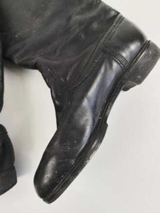 Nationale Volksarmee der DDR, Paar Stiefel für Offiziere. Sohlenlänge 27cm, ungereinigt. Getragenes Paar aus Filmfundus