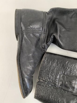 Paar Stiefel für Offiziere, vermutlich aus der Nachkriegszeit. Ungereinigtes Paar aus Filmrequisite , Sohlenlänge 30,5cm