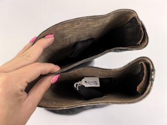 Paar Stiefel für Offiziere, vermutlich aus der Nachkriegszeit. Ungereinigtes Paar aus Filmrequisite , Sohlenlänge 30,5cm