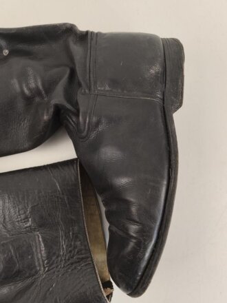 Paar Stiefel für Offiziere, vermutlich aus der Nachkriegszeit. Ungereinigtes Paar aus Filmrequisite , Sohlenlänge 30,5cm