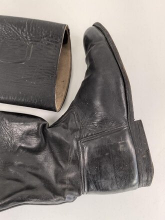 Paar Stiefel für Offiziere, vermutlich aus der Nachkriegszeit. Ungereinigtes Paar aus Filmrequisite , Sohlenlänge 30,5cm