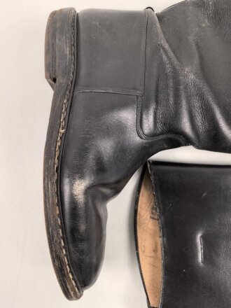 Paar Stiefel für Offiziere, vermutlich aus der Nachkriegszeit. Ungereinigtes Paar aus Filmrequisite , Sohlenlänge 33cm