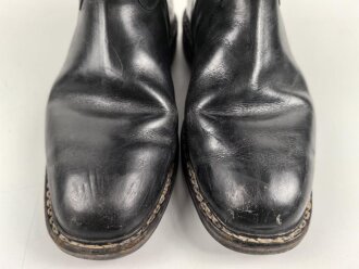 Paar Stiefel für Offiziere, vermutlich aus der Nachkriegszeit. Ungereinigtes Paar aus Filmrequisite , Sohlenlänge 33cm
