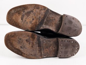 Paar Stiefel für Offiziere, vermutlich aus der Nachkriegszeit. Ungereinigtes Paar aus Filmrequisite , Sohlenlänge 33cm