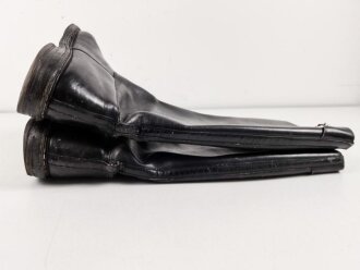 Paar Stiefel für Offiziere, vermutlich aus der Nachkriegszeit. Ungereinigtes Paar aus Filmrequisite , Sohlenlänge 33cm