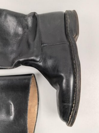 Paar Stiefel für Offiziere, vermutlich aus der Nachkriegszeit. Ungereinigtes Paar aus Filmrequisite , Sohlenlänge 33cm