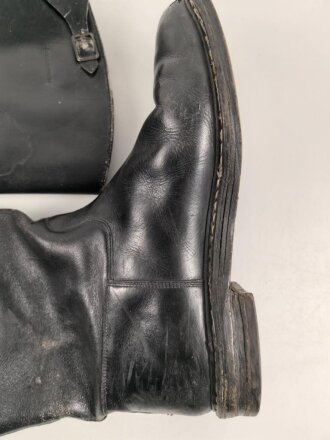 Paar Stiefel für Offiziere, vermutlich aus der Nachkriegszeit. Ungereinigtes Paar aus Filmrequisite , Sohlenlänge 33cm
