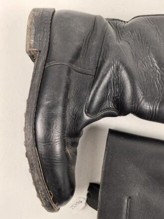 Paar Stiefel für Offiziere, aus der Nachkriegszeit. Ungereinigtes Paar aus Filmrequisite , Sohlenlänge knapp32cm