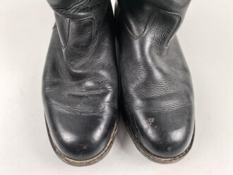Paar Stiefel für Offiziere, aus der Nachkriegszeit. Ungereinigtes Paar aus Filmrequisite , Sohlenlänge knapp32cm