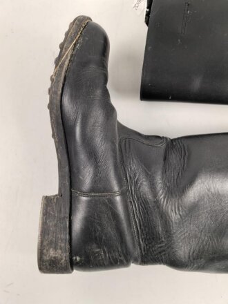 Paar Stiefel für Offiziere, aus der Nachkriegszeit. Ungereinigtes Paar aus Filmrequisite , Sohlenlänge knapp32cm