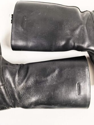 Paar Stiefel für Offiziere, aus der Nachkriegszeit. Ungereinigtes Paar aus Filmrequisite , Sohlenlänge knapp32cm