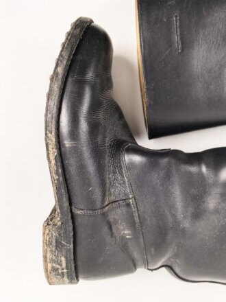 Paar Stiefel für Offiziere, aus der Nachkriegszeit. Ungereinigtes Paar aus Filmrequisite , Sohlenlänge knapp32cm