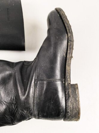 Paar Stiefel für Offiziere, aus der Nachkriegszeit. Ungereinigtes Paar aus Filmrequisite , Sohlenlänge knapp32cm