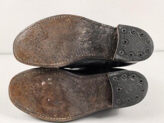Paar Stiefel für Offiziere, vermutlich aus der Nachkriegszeit. Ungereinigtes Paar aus Filmrequisite , Sohlenlänge knapp 33cm