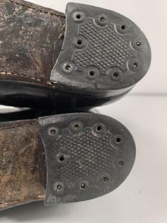 Paar Stiefel für Offiziere, vermutlich aus der Nachkriegszeit. Ungereinigtes Paar aus Filmrequisite , Sohlenlänge knapp 33cm