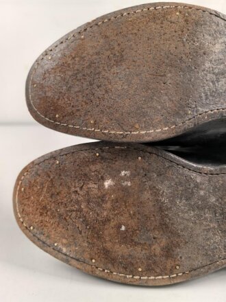 Paar Stiefel für Offiziere, vermutlich aus der Nachkriegszeit. Ungereinigtes Paar aus Filmrequisite , Sohlenlänge knapp 33cm